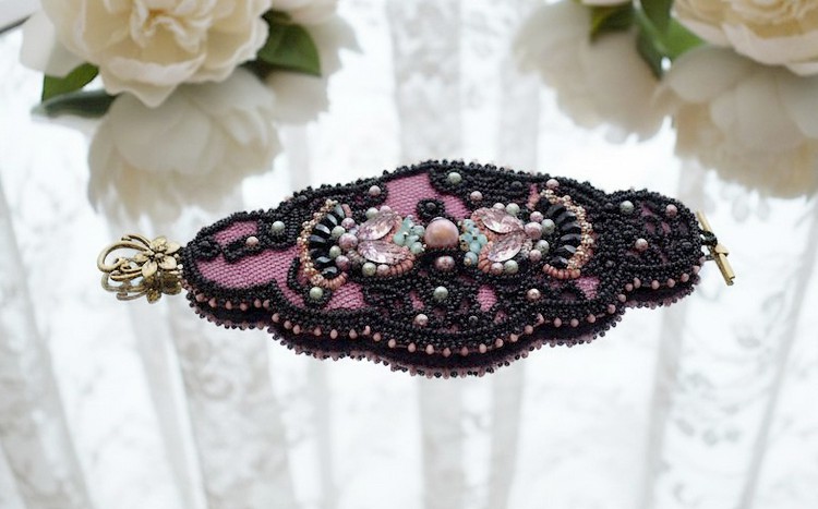 Marquise manchet armband geborduurd met Swarovski kristallen, antiek zwart kant uit 1950, zoetwaterparels en rocailles.