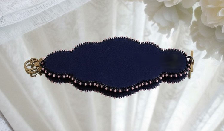 Marquise manchet armband geborduurd met Swarovski kristallen, antiek zwart kant uit 1950, zoetwaterparels en rocailles.