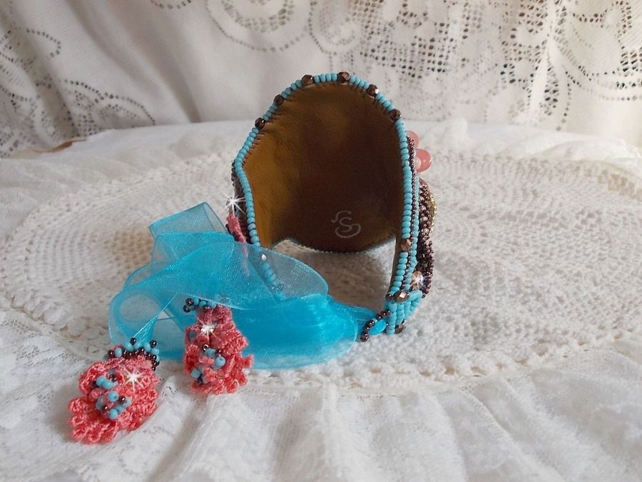 Armband Naïade Haute-Couture manchet geborduurd met Turquoise cabochons, een zeer oude roze kant, edelsteen kralen: Coral Light en rocailles. 