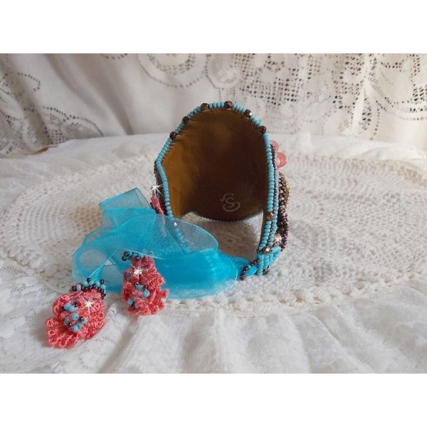 Armband Naïade Haute-Couture manchet geborduurd met Turquoise cabochons, een zeer oude roze kant, edelsteen kralen: Coral Light en rocailles. 