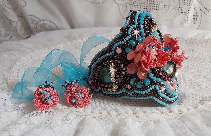 Armband Naïade Haute-Couture manchet geborduurd met Turquoise cabochons, een zeer oude roze kant, edelsteen kralen: Coral Light en rocailles. 