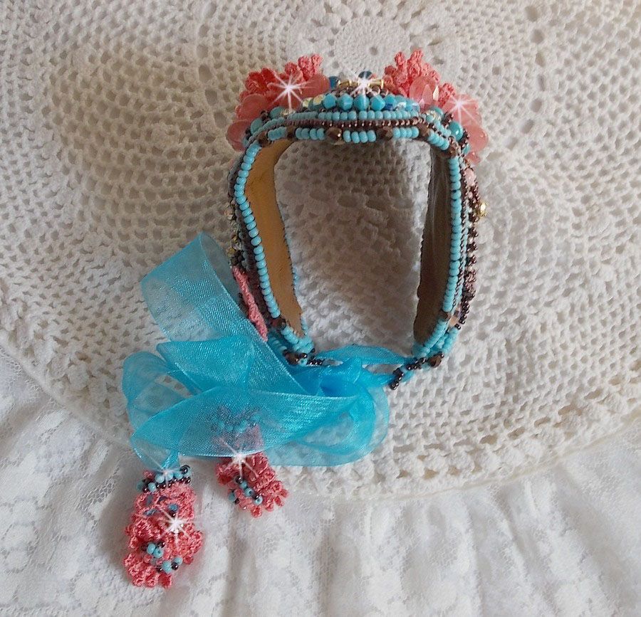 Armband Naïade Haute-Couture manchet geborduurd met Turquoise cabochons, een zeer oude roze kant, edelsteen kralen: Coral Light en rocailles. 