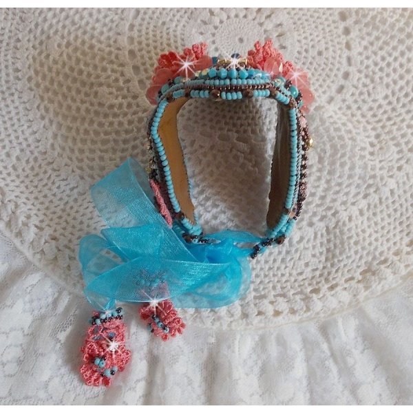 Armband Na&iuml;ade Haute-Couture manchet geborduurd met Turquoise cabochons, een zeer oude roze kant, edelsteen kralen: Coral Light en rocailles. 