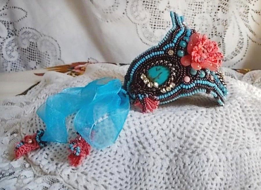 Armband Naïade Haute-Couture manchet geborduurd met Turquoise cabochons, een zeer oude roze kant, edelsteen kralen: Coral Light en rocailles. 