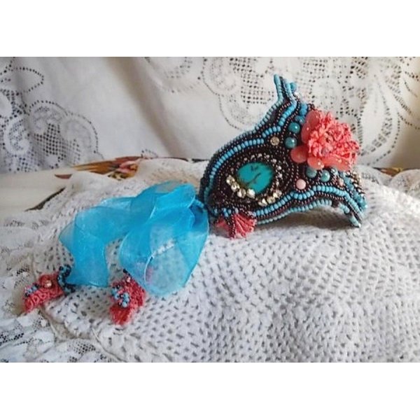 Armband Naïade Haute-Couture manchet geborduurd met Turquoise cabochons, een zeer oude roze kant, edelsteen kralen: Coral Light en rocailles. 