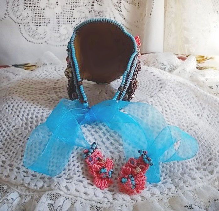 Armband Naïade Haute-Couture manchet geborduurd met Turquoise cabochons, een zeer oude roze kant, edelsteen kralen: Coral Light en rocailles. 