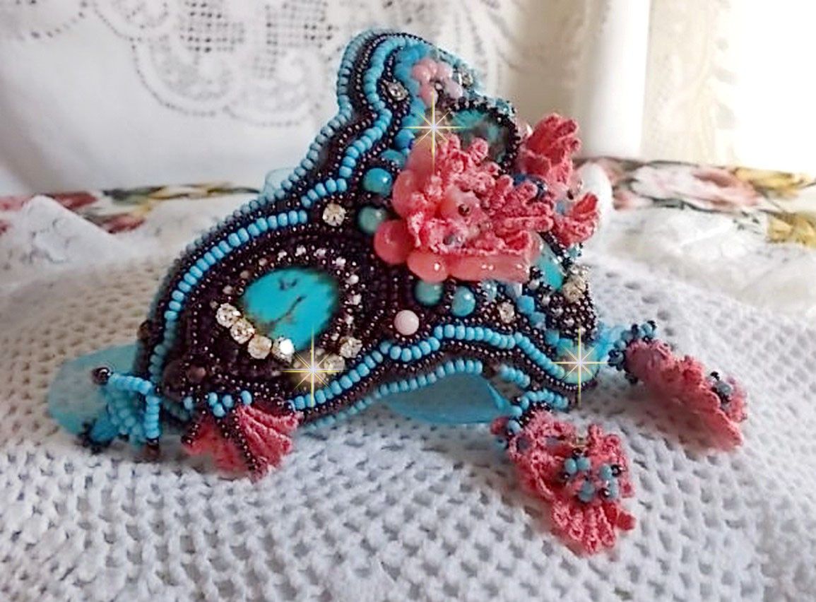 Armband Naïade Haute-Couture manchet geborduurd met Turquoise cabochons, een zeer oude roze kant, edelsteen kralen: Coral Light en rocailles. 