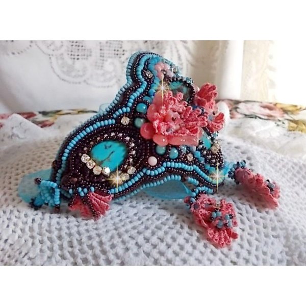Armband Na&iuml;ade Haute-Couture manchet geborduurd met Turquoise cabochons, een zeer oude roze kant, edelsteen kralen: Coral Light en rocailles. 