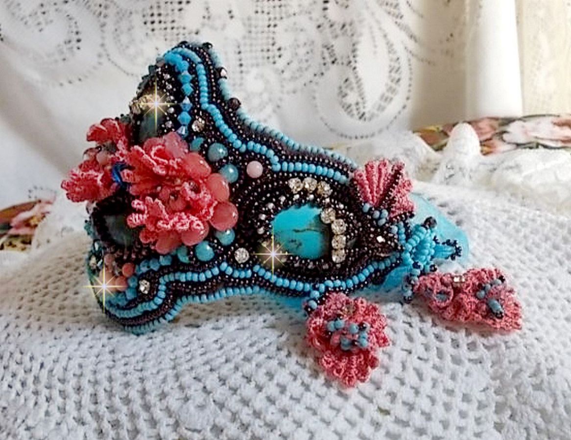 Armband Naïade Haute-Couture manchet geborduurd met Turquoise cabochons, een zeer oude roze kant, edelsteen kralen: Coral Light en rocailles. 