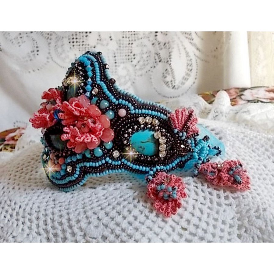 Armband Naïade Haute-Couture manchet geborduurd met Turquoise cabochons, een zeer oude roze kant, edelsteen kralen: Coral Light en rocailles. 