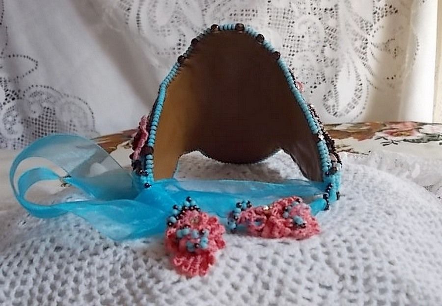 Armband Naïade Haute-Couture manchet geborduurd met Turquoise cabochons, een zeer oude roze kant, edelsteen kralen: Coral Light en rocailles. 