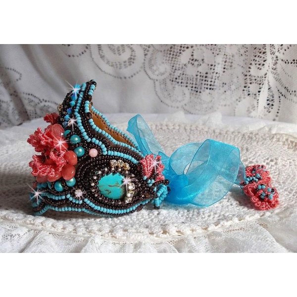 Armband Naïade Haute-Couture manchet geborduurd met Turquoise cabochons, een zeer oude roze kant, edelsteen kralen: Coral Light en rocailles. 