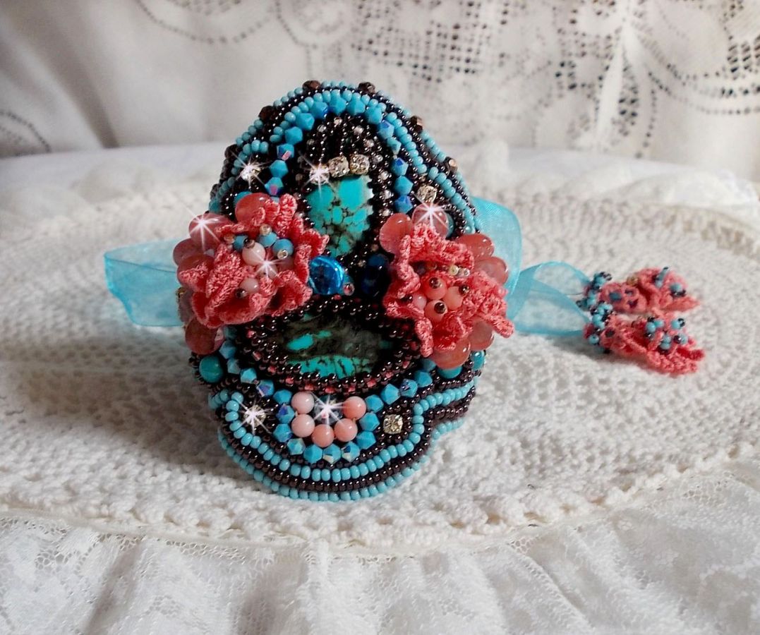 Armband Naïade Haute-Couture manchet geborduurd met Turquoise cabochons, een zeer oude roze kant, edelsteen kralen: Coral Light en rocailles. 