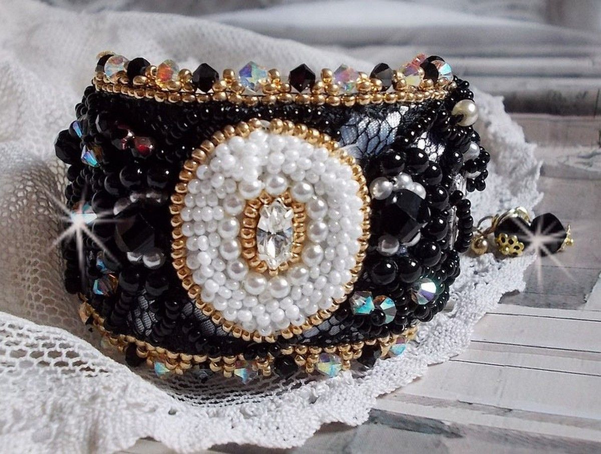 Heilige Zwarte Armband geborduurd op een antieke zwarte kant 