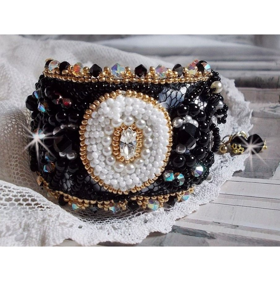 Heilige Zwarte Armband geborduurd op een antieke zwarte kant 