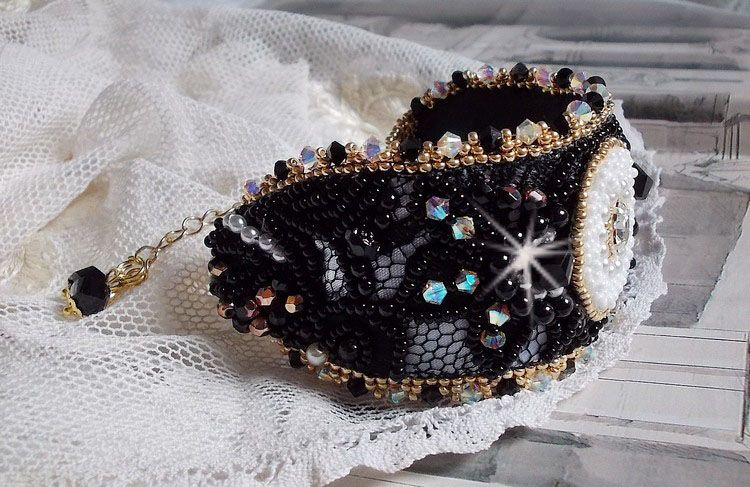 Heilige Zwarte Armband geborduurd op een antieke zwarte kant 