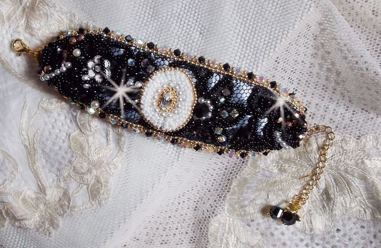 Heilige Zwarte Armband geborduurd op een antieke zwarte kant 