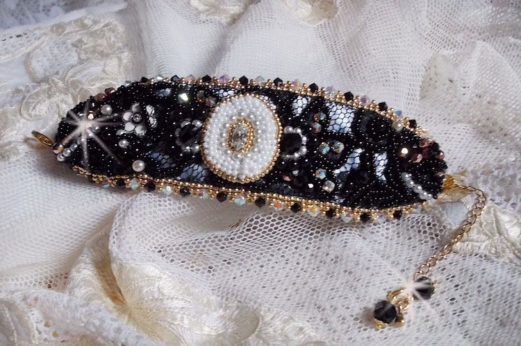 Heilige Zwarte Armband geborduurd op een antieke zwarte kant 