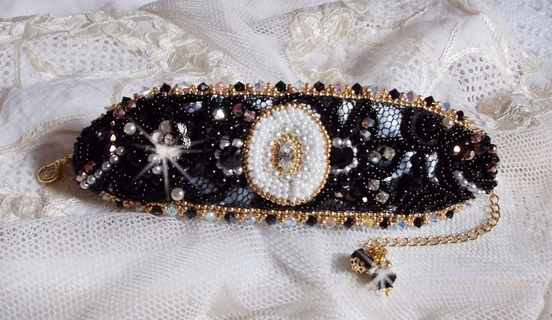 Heilige Zwarte Armband geborduurd op een antieke zwarte kant 