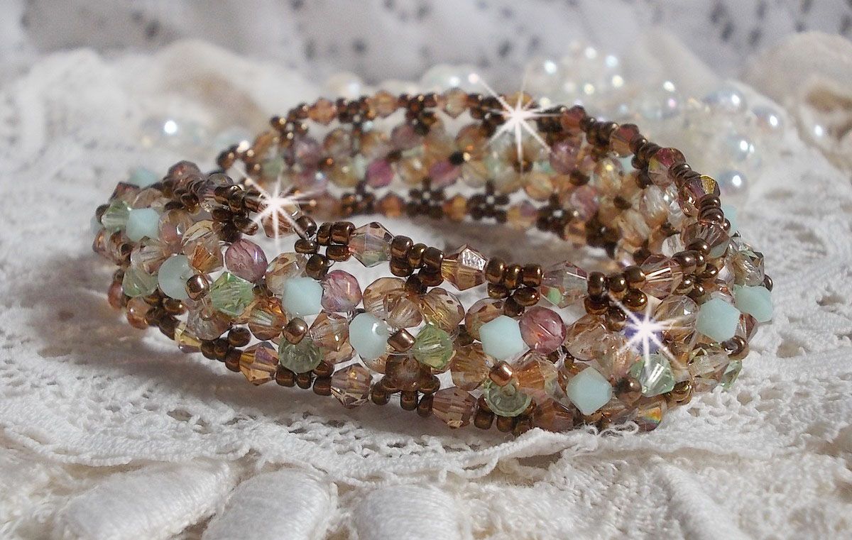 Waterlelie armband, een groen en gouden reflectie met Swarovski kristallen tollen en bohemian glas facetten