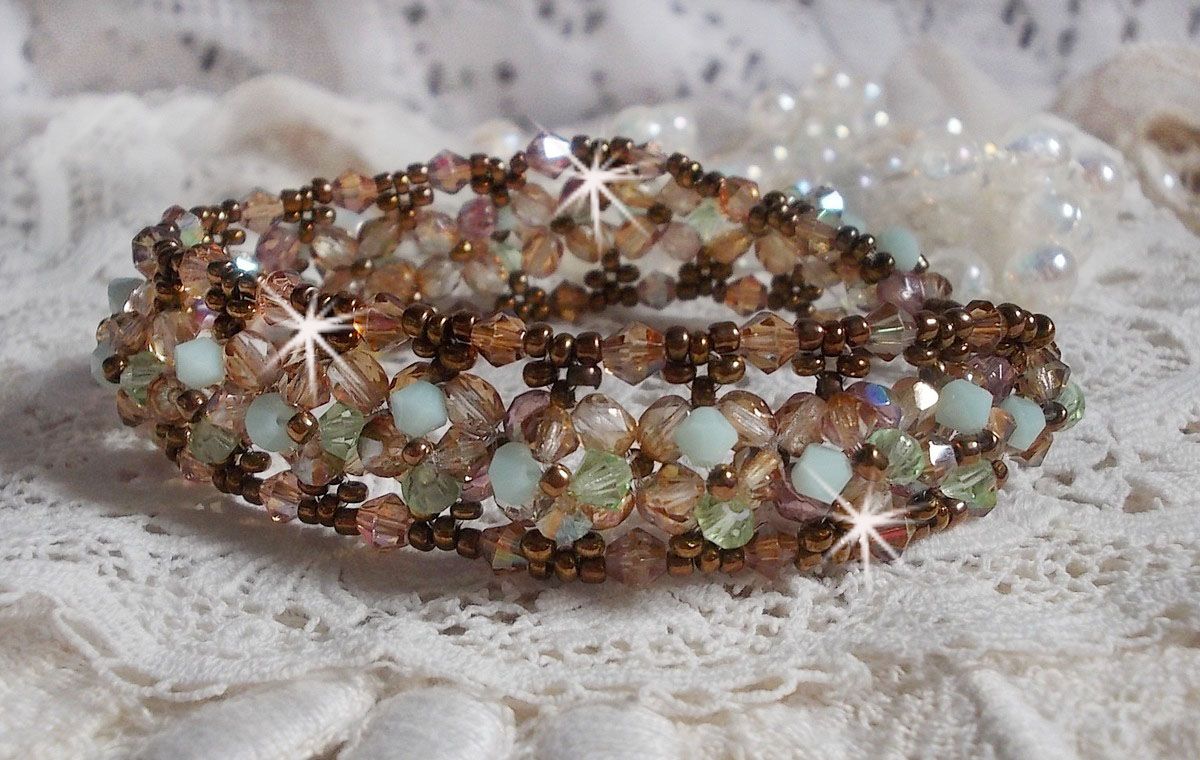 Waterlelie armband, een groen en gouden reflectie met Swarovski kristallen tollen en bohemian glas facetten