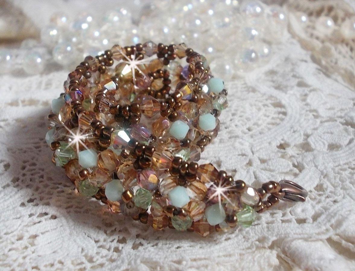 Waterlelie armband, een groen en gouden reflectie met Swarovski kristallen tollen en bohemian glas facetten