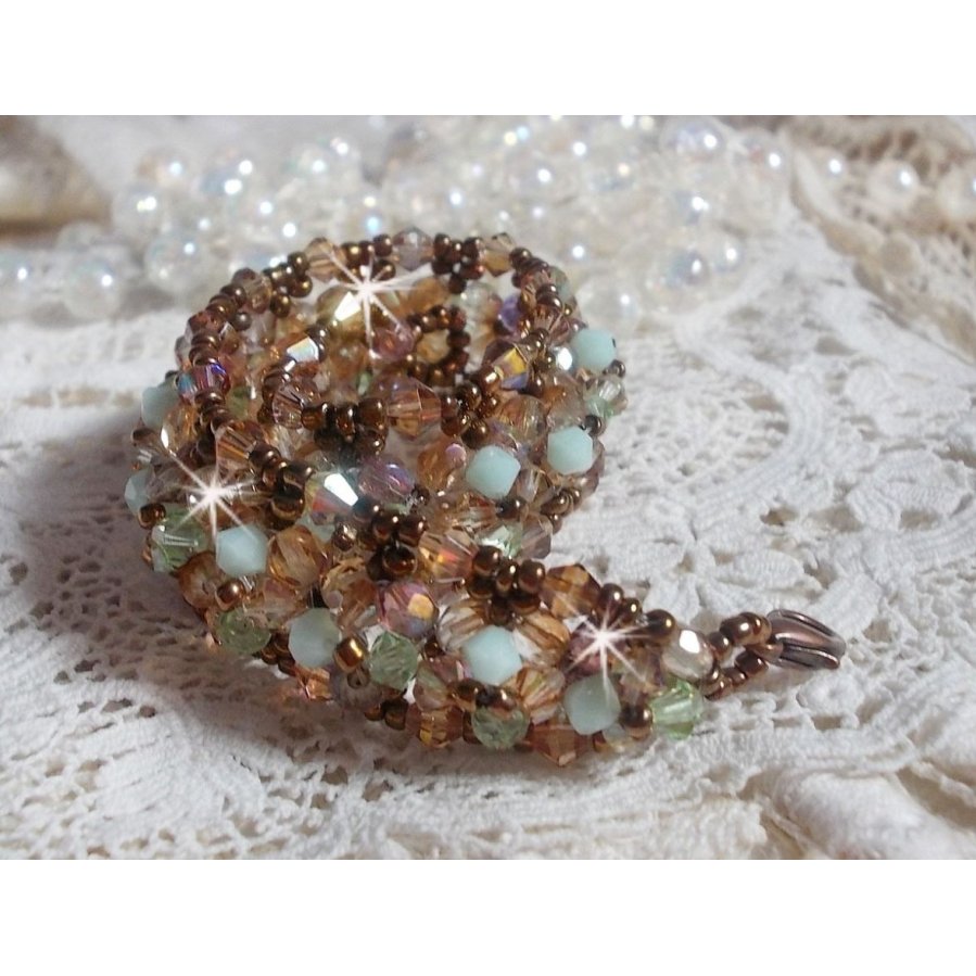 Waterlelie armband, een groen en gouden reflectie met Swarovski kristallen tollen en bohemian glas facetten
