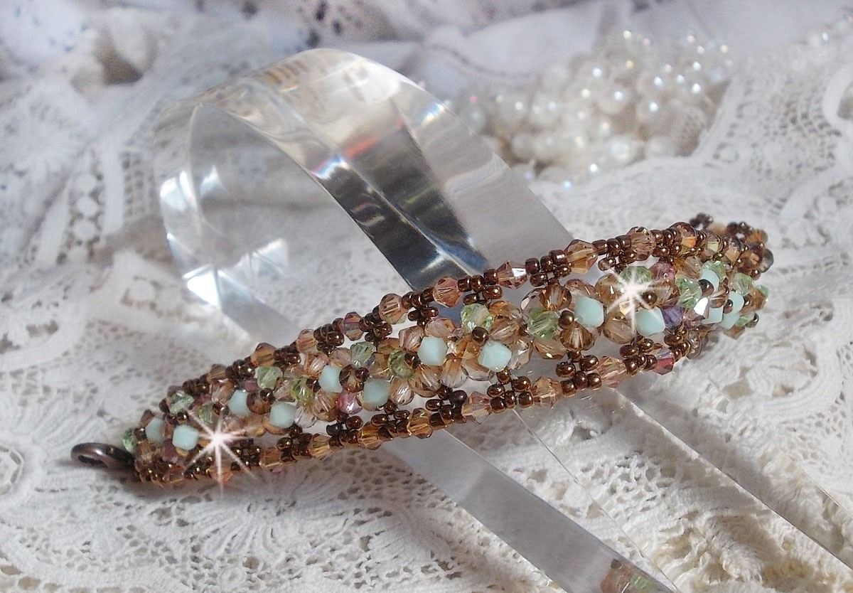 Waterlelie armband, een groen en gouden reflectie met Swarovski kristallen tollen en bohemian glas facetten