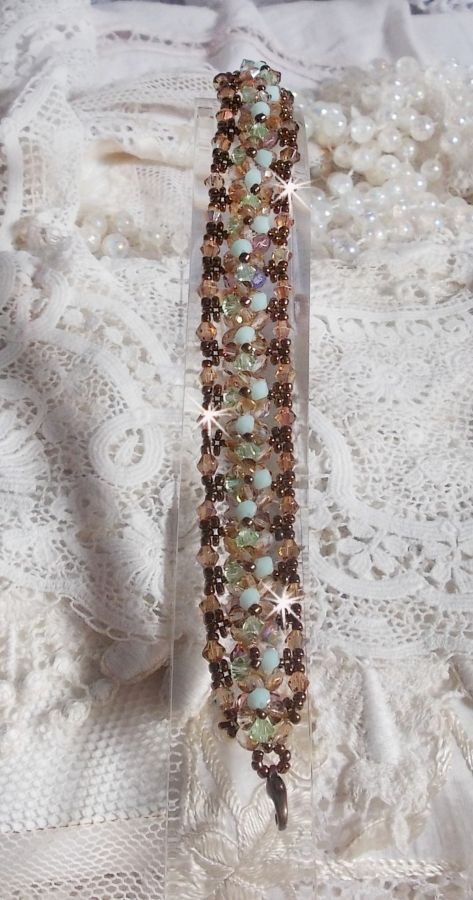 Waterlelie armband, een groen en gouden reflectie met Swarovski kristallen tollen en bohemian glas facetten