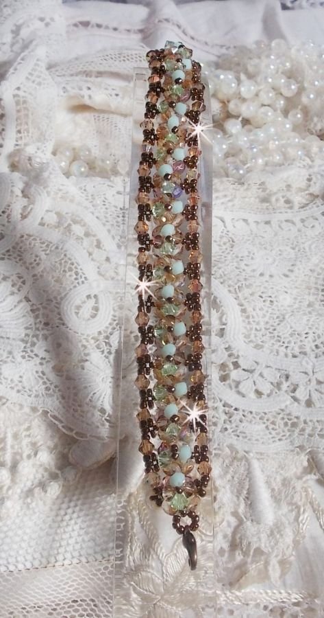Waterlelie armband, een groen en gouden reflectie met Swarovski kristallen tollen en bohemian glas facetten
