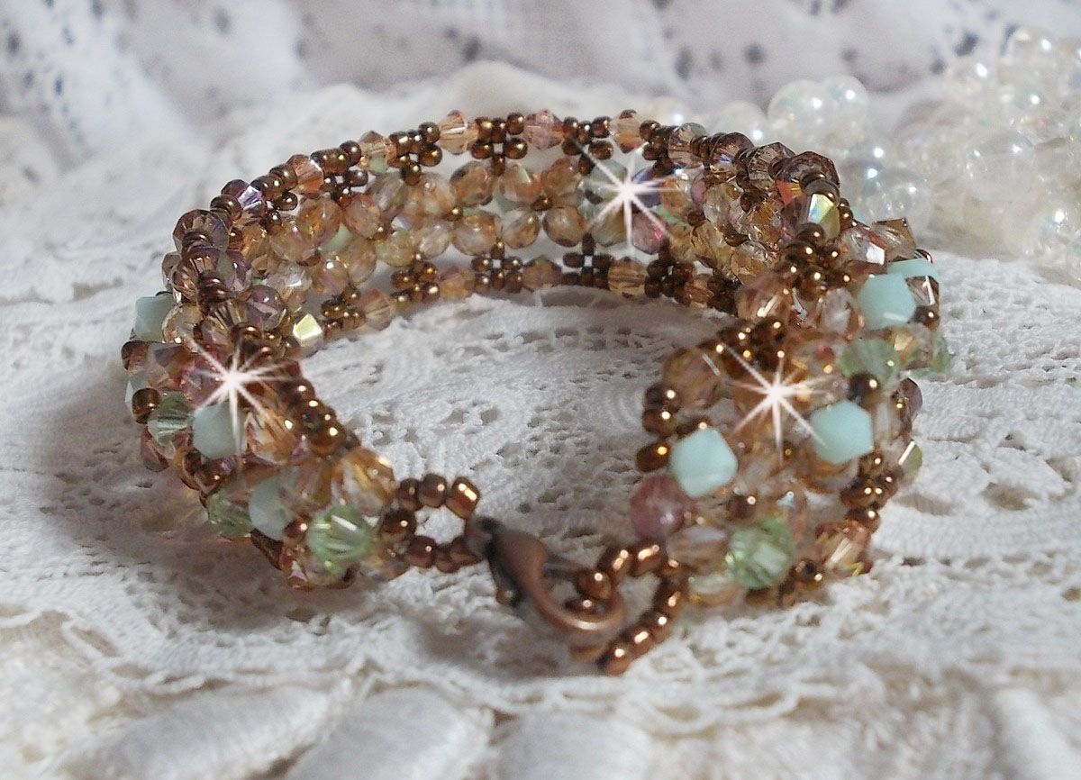 Waterlelie armband, een groen en gouden reflectie met Swarovski kristallen tollen en bohemian glas facetten