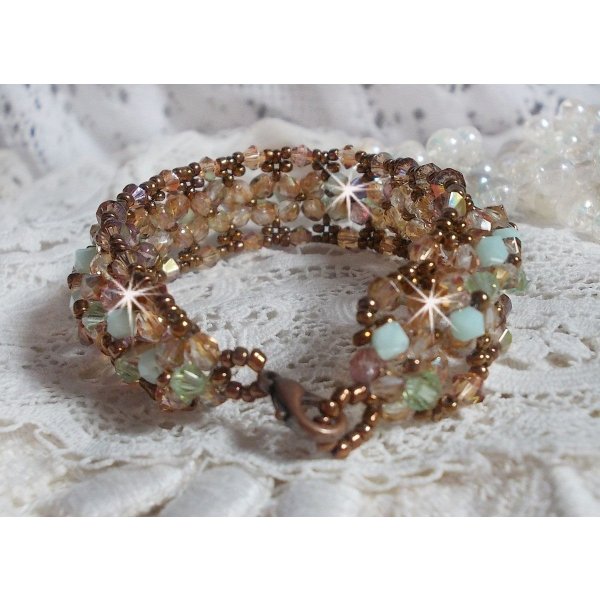 Waterlelie armband, een groen en gouden reflectie met Swarovski kristallen tollen en bohemian glas facetten