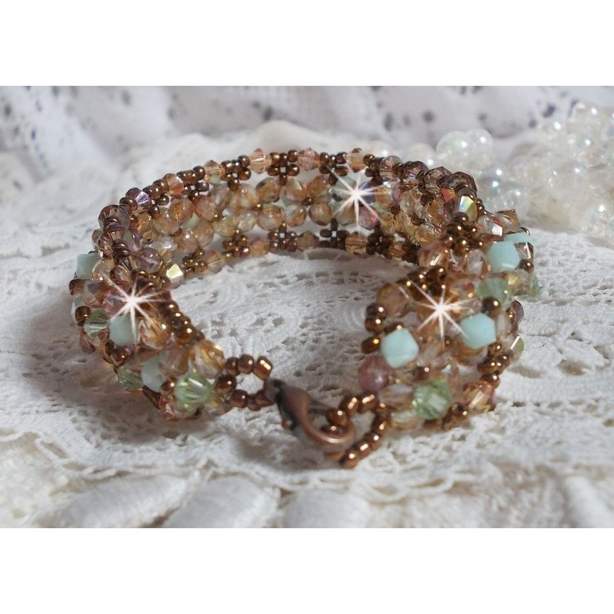 Waterlelie armband, een groen en gouden reflectie met Swarovski kristallen tollen en bohemian glas facetten