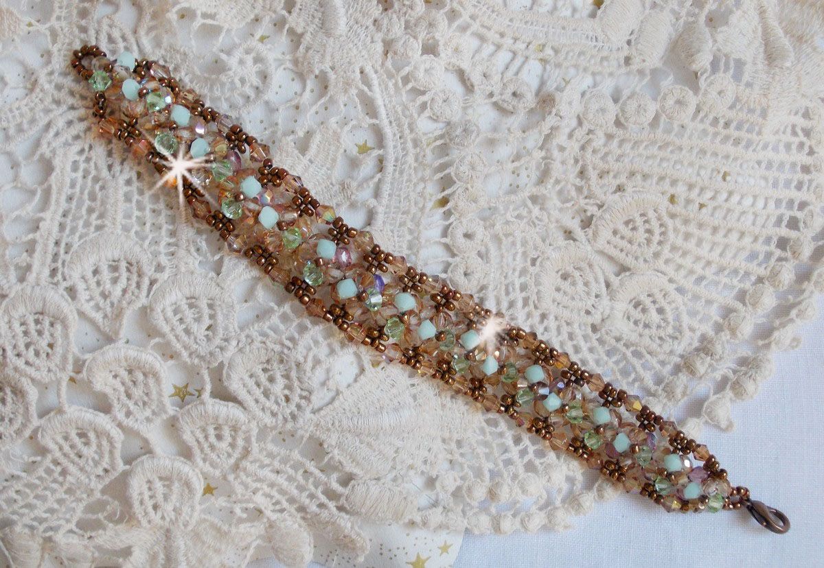 Waterlelie armband, een groen en gouden reflectie met Swarovski kristallen tollen en bohemian glas facetten