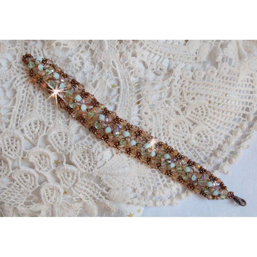 Waterlelie armband, een groen en gouden reflectie met Swarovski kristallen tollen en bohemian glas facetten