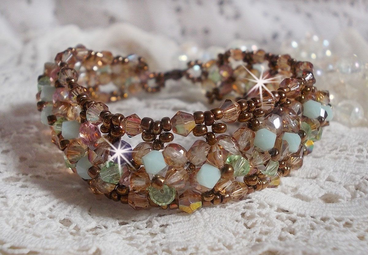 Waterlelie armband, een groen en gouden reflectie met Swarovski kristallen tollen en bohemian glas facetten