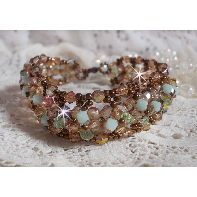 Waterlelie armband, een groen en gouden reflectie met Swarovski kristallen tollen en bohemian glas facetten