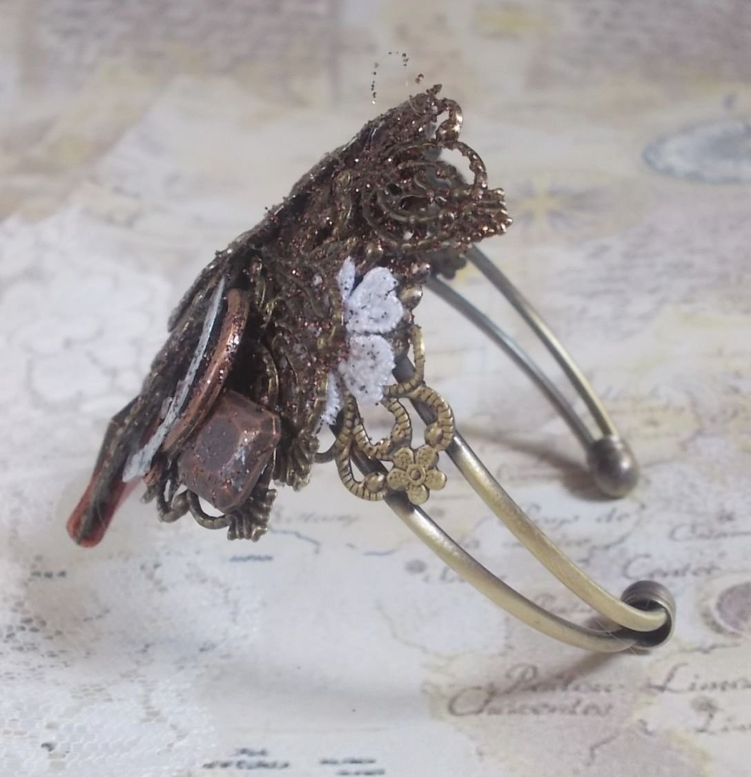 Navigating Shadow armband gemaakt met Cognac kleurig leer, stoffen bloem, Brons, Koper, Zwart accessoires met bedels