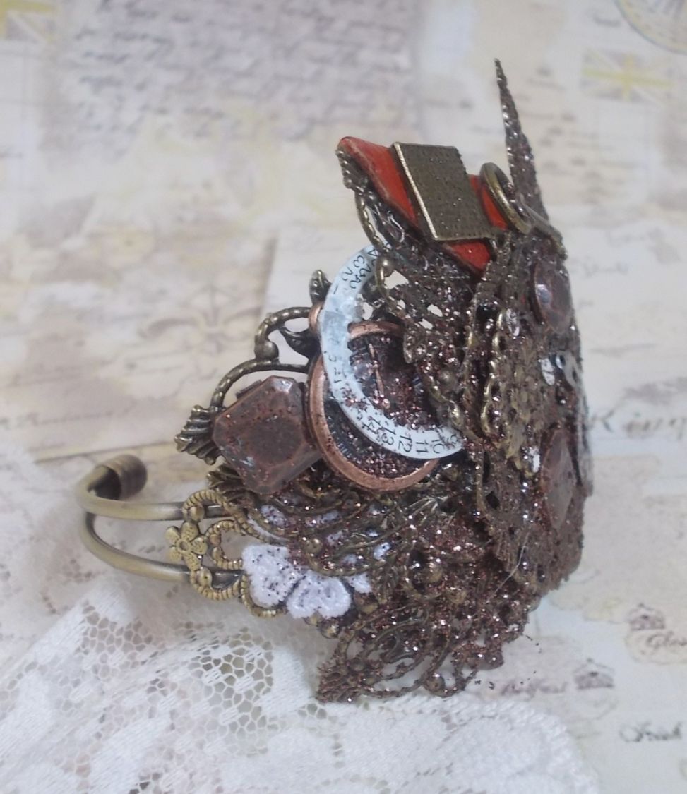 Navigating Shadow armband gemaakt met Cognac kleurig leer, stoffen bloem, Brons, Koper, Zwart accessoires met bedels