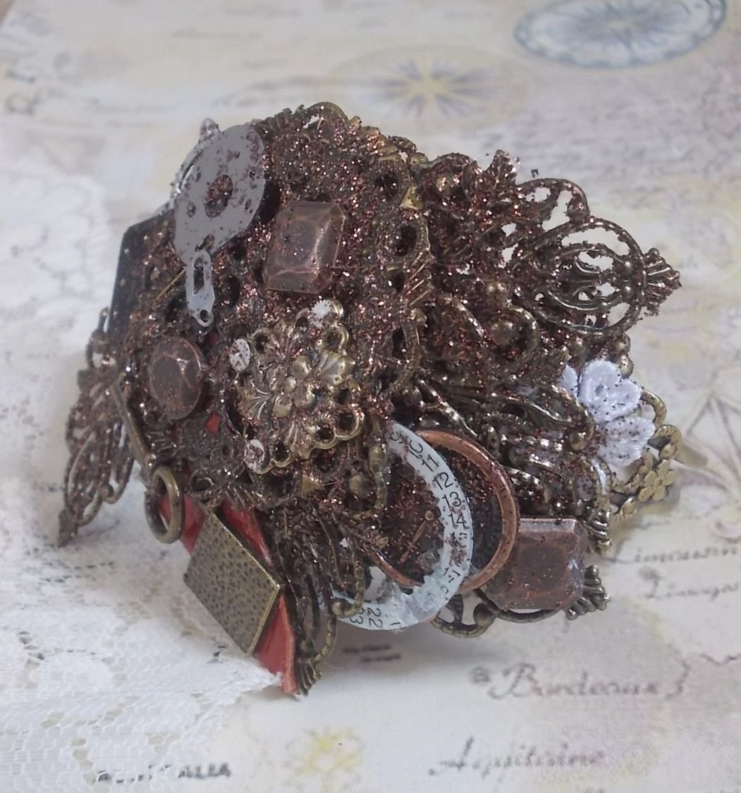 Navigating Shadow armband gemaakt met Cognac kleurig leer, stoffen bloem, Brons, Koper, Zwart accessoires met bedels