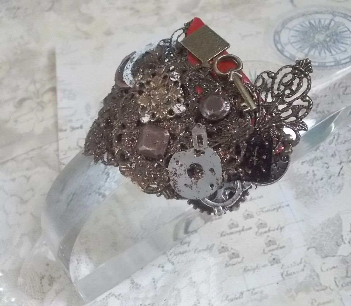 Navigating Shadow armband gemaakt met Cognac kleurig leer, stoffen bloem, Brons, Koper, Zwart accessoires met bedels