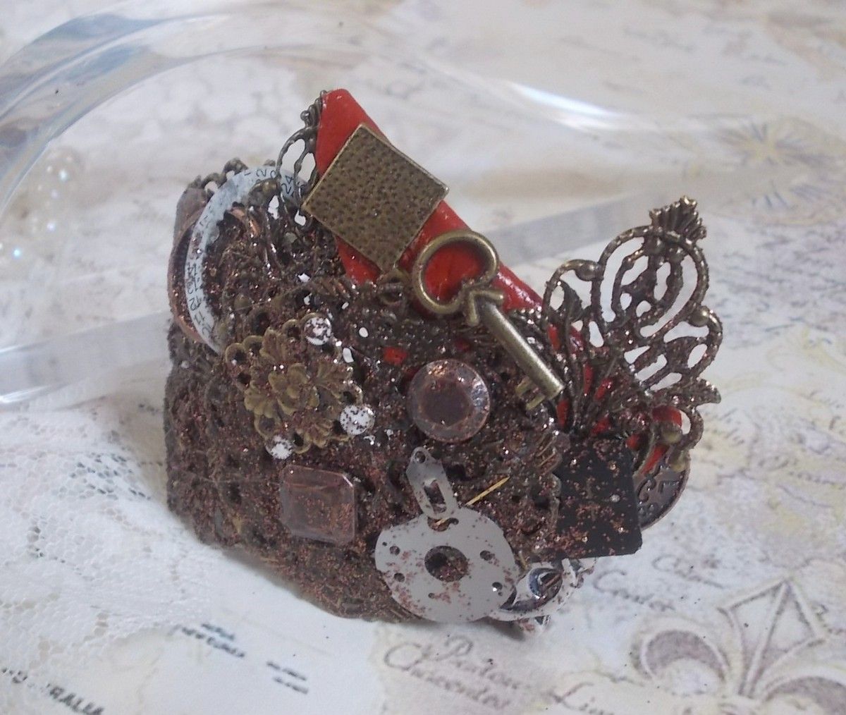 Navigating Shadow armband gemaakt met Cognac kleurig leer, stoffen bloem, Brons, Koper, Zwart accessoires met bedels