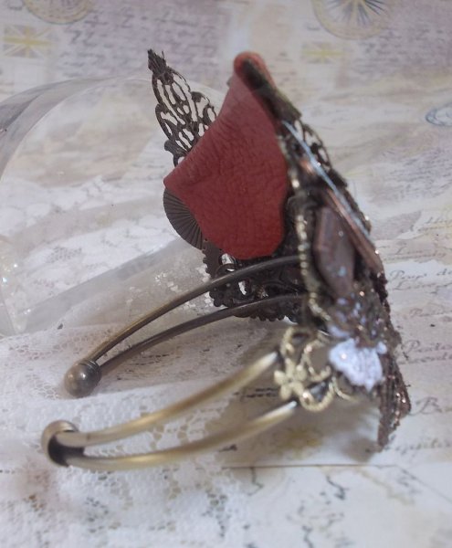 Navigating Shadow armband gemaakt met Cognac kleurig leer, stoffen bloem, Brons, Koper, Zwart accessoires met bedels