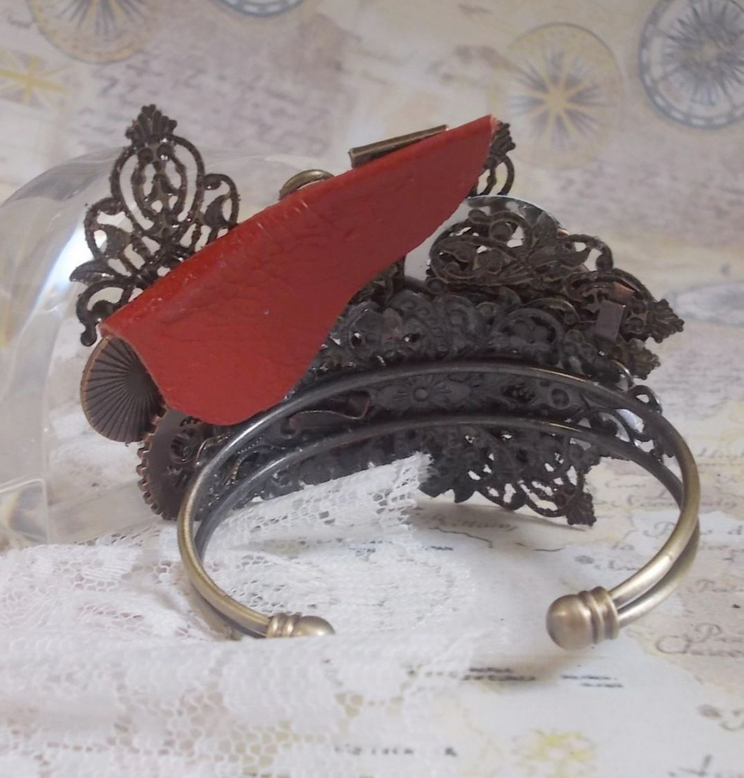 Navigating Shadow armband gemaakt met Cognac kleurig leer, stoffen bloem, Brons, Koper, Zwart accessoires met bedels