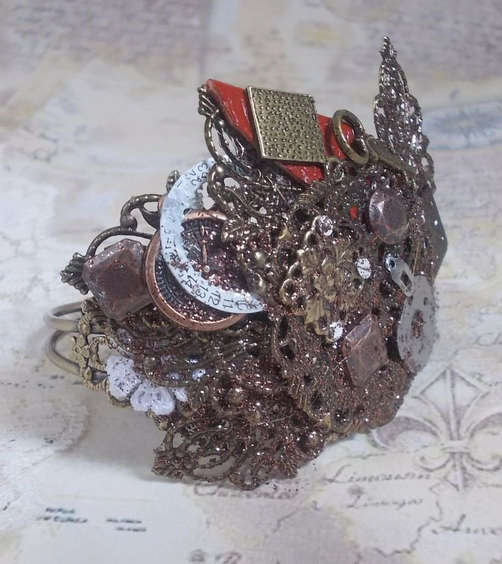 Navigating Shadow armband gemaakt met Cognac kleurig leer, stoffen bloem, Brons, Koper, Zwart accessoires met bedels