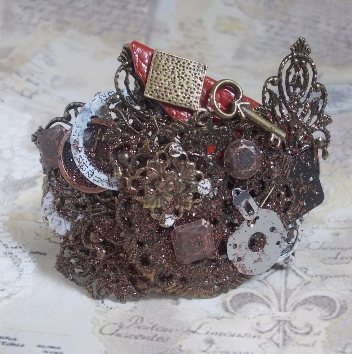 Navigating Shadow armband gemaakt met Cognac kleurig leer, stoffen bloem, Brons, Koper, Zwart accessoires met bedels