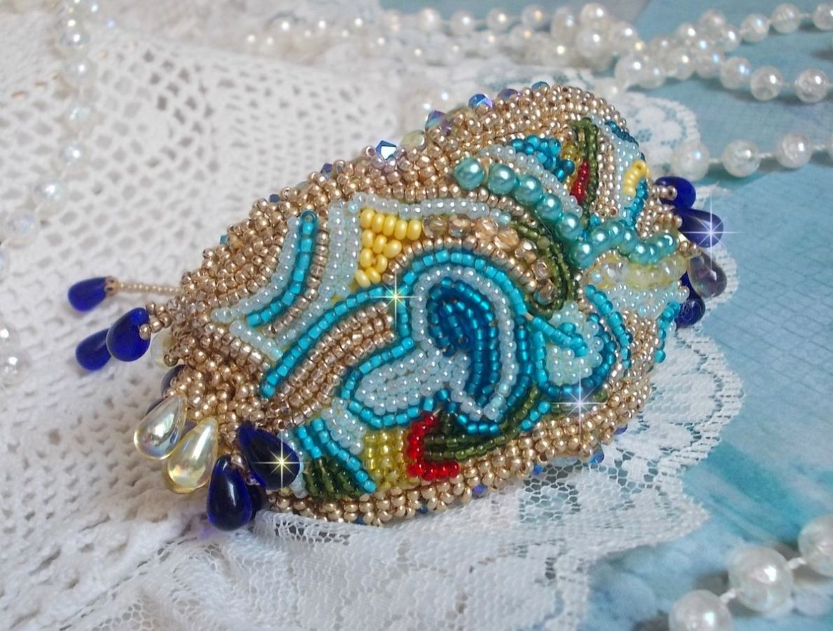 Blauw Gouden Vlinder armband geborduurd met Swarovski kristallen; gladde druppels, facetten, rocailles en een 14 karaat Gold Filled sluiting.