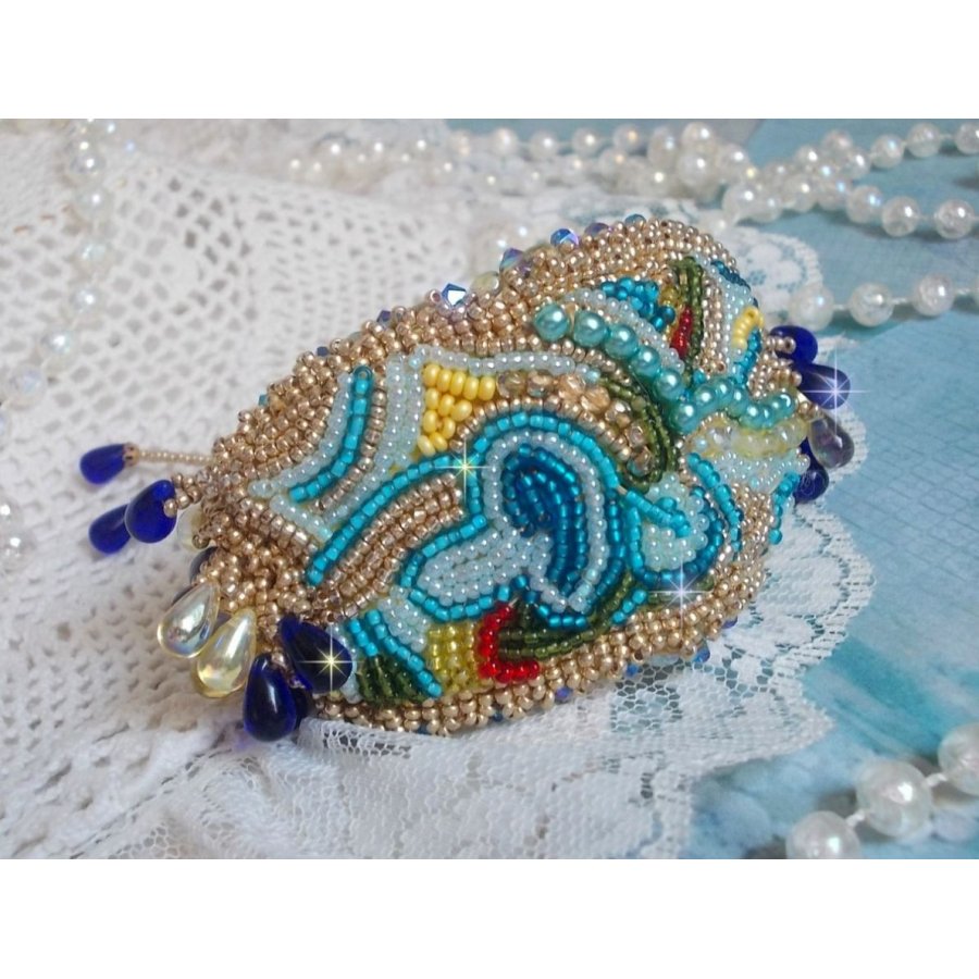 Blauw Gouden Vlinder armband geborduurd met Swarovski kristallen; gladde druppels, facetten, rocailles en een 14 karaat Gold Filled sluiting.