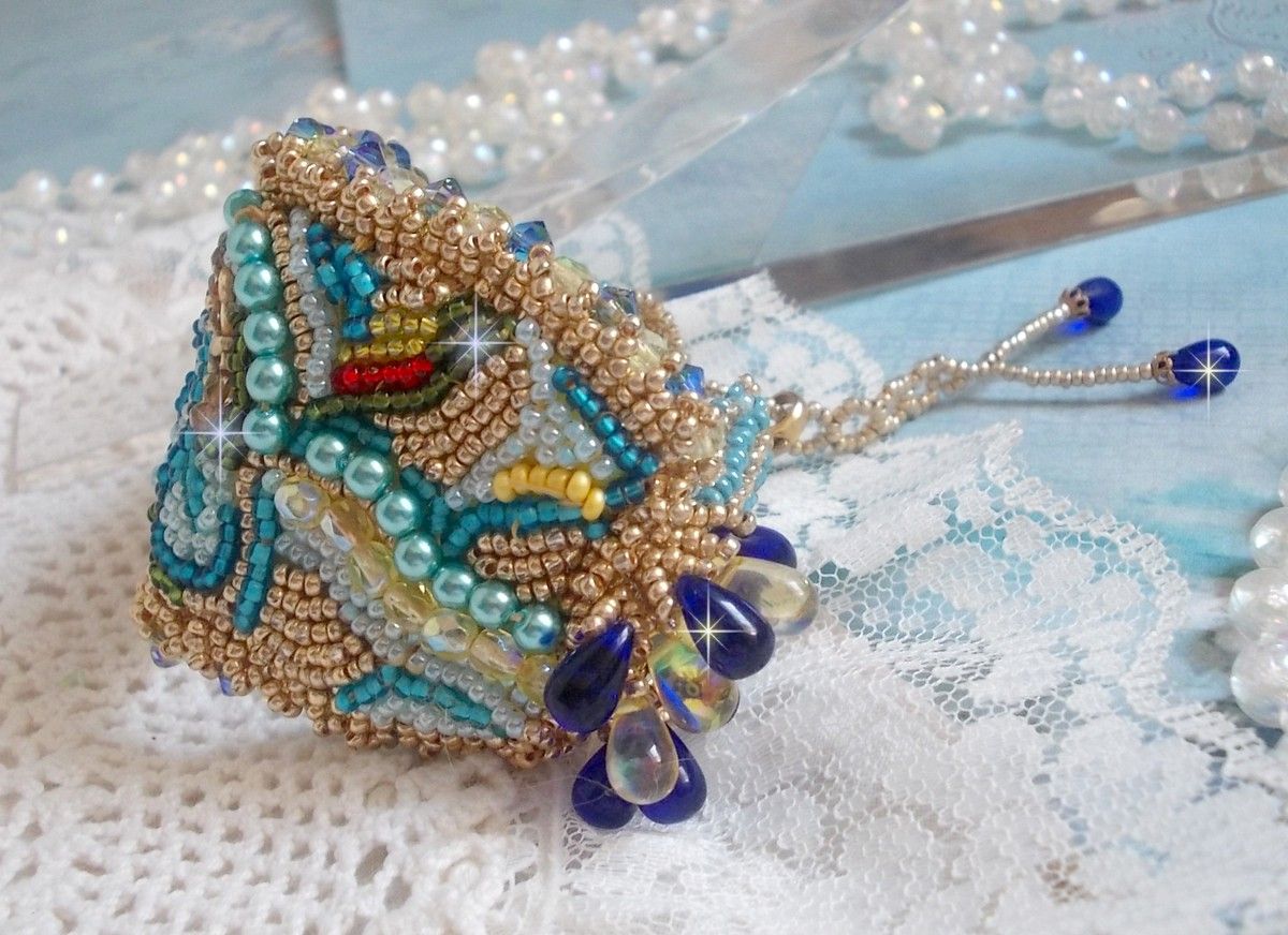 Blauw Gouden Vlinder armband geborduurd met Swarovski kristallen; gladde druppels, facetten, rocailles en een 14 karaat Gold Filled sluiting.