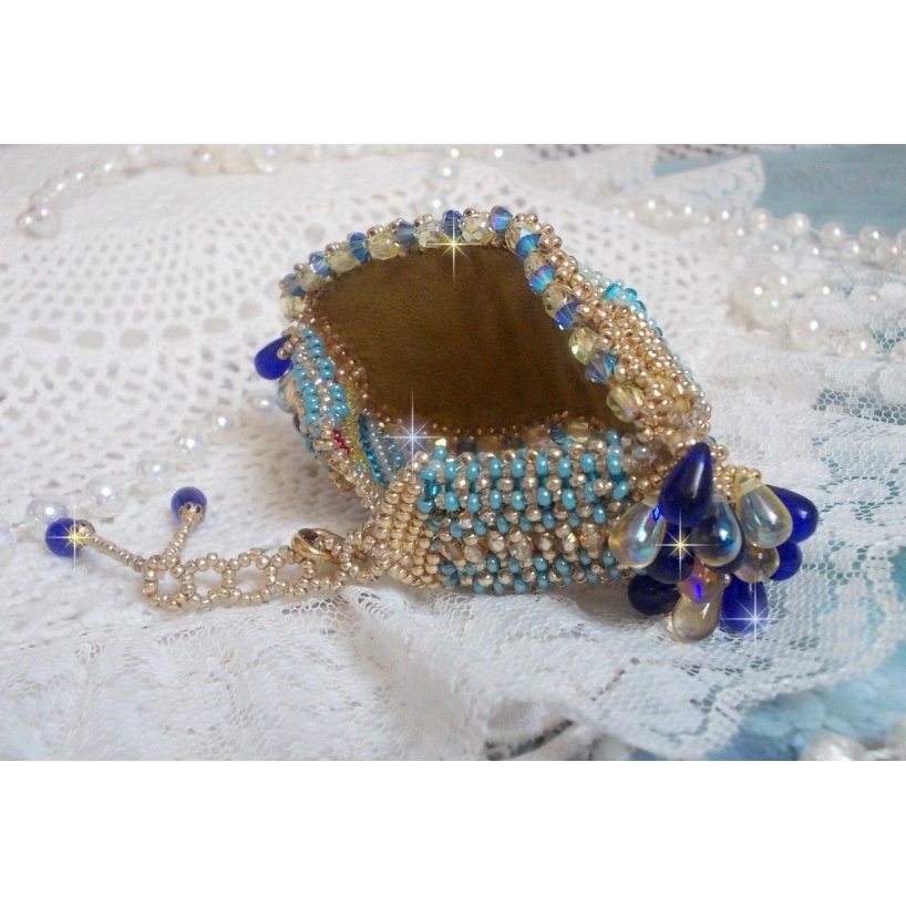 Blauw Gouden Vlinder armband geborduurd met Swarovski kristallen; gladde druppels, facetten, rocailles en een 14 karaat Gold Filled sluiting.